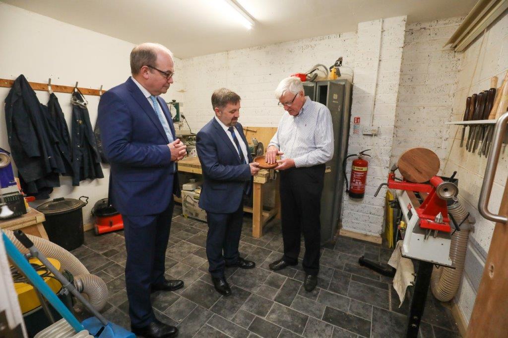 Health Minister Robin Swann pictured today at North Belfast Men’s shed. Minister was visiting the North Belfast Men’s Shed to mark Men’s Health Week  which runs from today until Father’s Day on Sunday